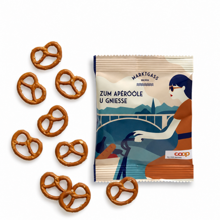 Salzbretzel mit individuell bedrucktem Coop-Werbebeutel im Marktgass-Bern-Design