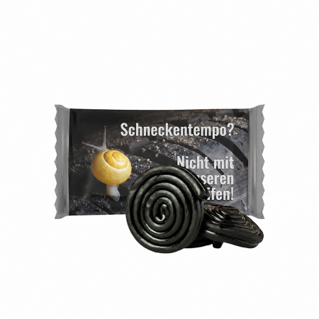 Lakritzschnecken vor einem individuell bedruckten Werbebeutel mit Reifenmotiv