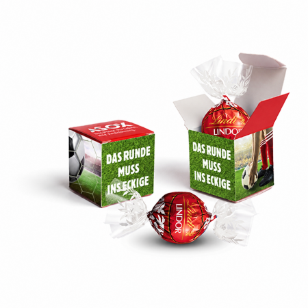 LINDOR-Schokoladenkugel mit individuell bedruckter Würfelbox im Fussballdesign, offen und geschlossen