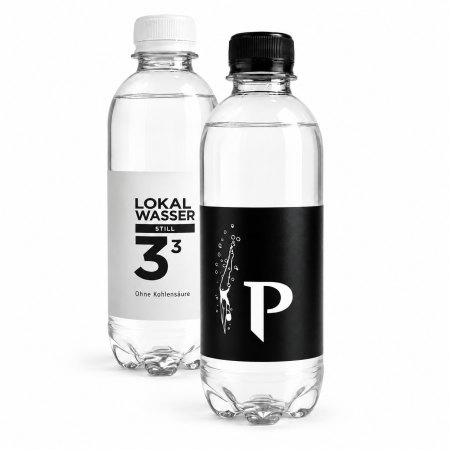 Zwei Flaschen lokales Wasser mit individuell gestaltbaren Etiketten und weissem beziehungsweise schwarzem Verschluss