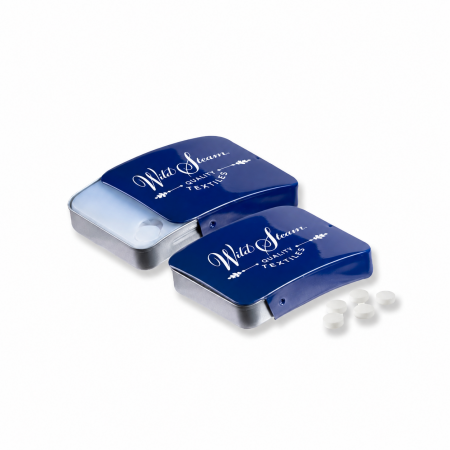 Blaue Mini-Schiebedeckeldosen mit Firmenlogo und weissen Traubenzuckertabletten