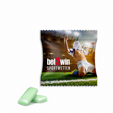 Zwei Wrigley’s-Airwaves-Kaugummis vor individuell bedrucktem Werbebeutel mit Fussballmotiv