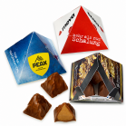 Gianduja-Bergpralinés mit Pyramidenboxen von PEAX und Meva sowie geöffneter Verpackung