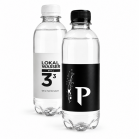 Zwei Flaschen lokales Wasser mit individuell gestaltbaren Etiketten und weissem beziehungsweise schwarzem Verschluss