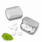 Silberne Pfefferminzdose mit Lasergravur, geöffnet mit zuckerfreien Pfefferminztabletten