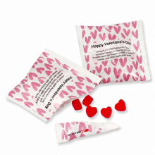 Rote Fruchtgummi-Herzchen in individuell bedruckten Beuteln mit Valentinstagsmotiv