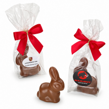 Kleine handgeschöpfte Osterhasen mit Porsche- und Mammut-Logo-Etiketten und roten Schleifen