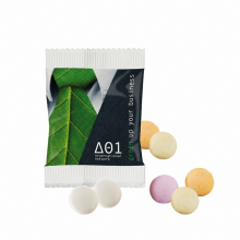 Mentos-Doppelpack im individuell bedruckten Werbebeutel mit Blattmotiv und losen Pastillen