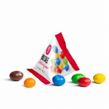 Individuell bedruckter Werbe-Tetraeder mit bunten M&M’s-Schokolinsen