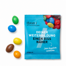 M&M’s im türkisfarbenen IBAW-Werbebeutel mit losen bunten Schokolinsen