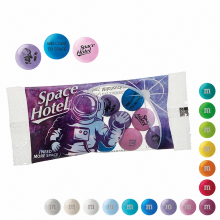 Personalisierte M&M’s im Werbebeutel mit Space-Hotel-Motiv, Druckbeispielen und Farbauswahl