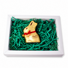 Osterbox zum Versenden mit Lindt-Goldhasen als Beispielbefüllung