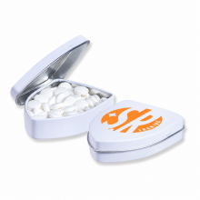 Weisse schildförmige Dose mit Firmenlogo, geöffnet mit weissen Traubenzuckertabletten