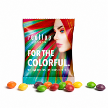 Skittles-Fruchtkaubonbons vor individuell bedrucktem buntem Rooftop-London-Werbebeutel