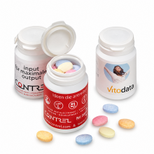 Weisse Pharmaboxen mit Firmenetikett und bunten ovalen Traubenzuckertabletten, 70 g